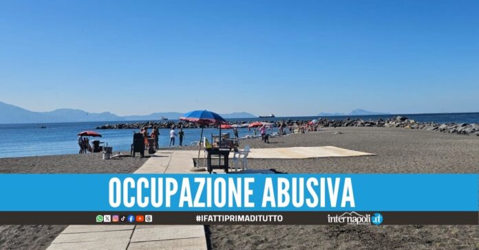Blitz sulla spiaggia a Napoli, sequestrati un lido e uno chiosco abusivo