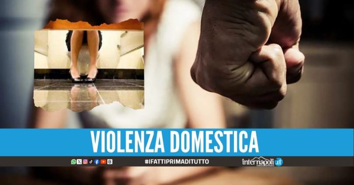 Spinge la testa della moglie nel water, condannato per maltrattamenti
