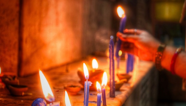 Candele blu accese durante una preparazione rituale