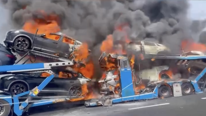 Bisarca in fiamme sull’A30 a Palma Campania, distrutte le auto trasportate