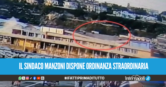I danni dopo il terremoto ai Campi Flegrei, cede il tetto del mercato ittico