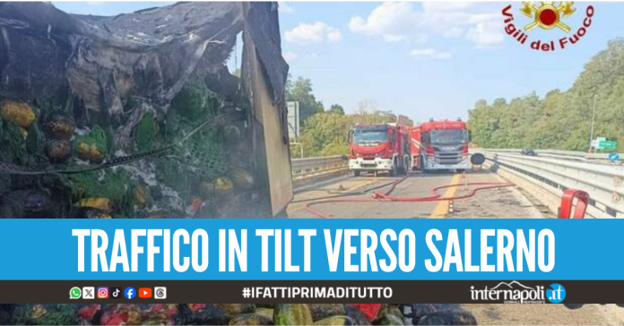 Tir carico di angurie prende fuoco sull'A2, autostrada sommersa dai cocomeri