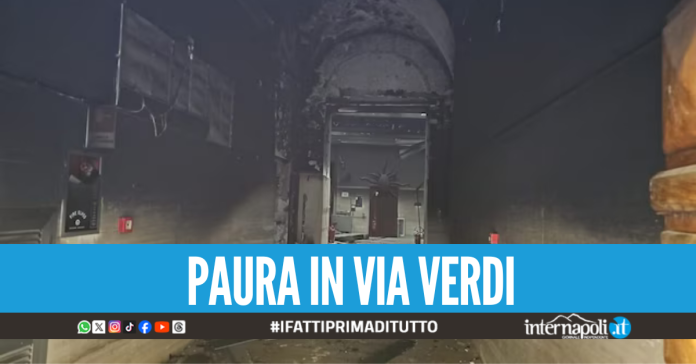 Fiamme al Comune di Napoli, bruciato l'ingresso della Sala Consiliare (foto Fanpage)