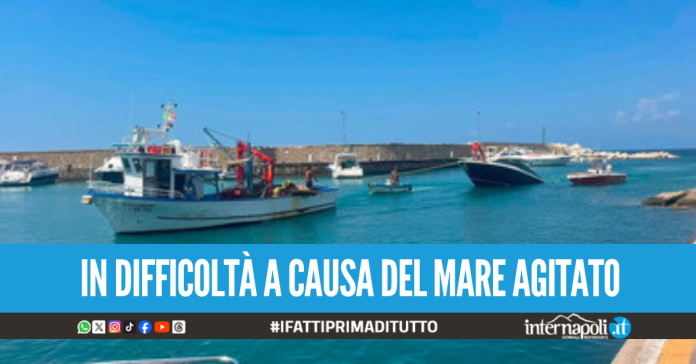Barca finisce sugli scogli e rischia di affondare, salvate nove persone nel mare del Cilento