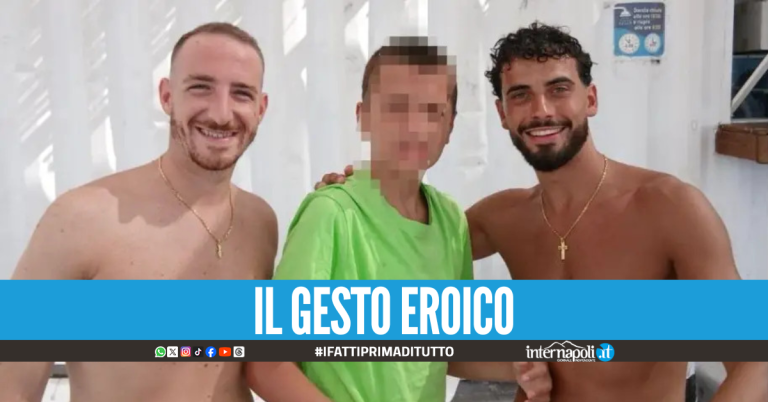 Poliziotti eroi a Pozzano, si gettano in mare e salvano papà e figlio autistico