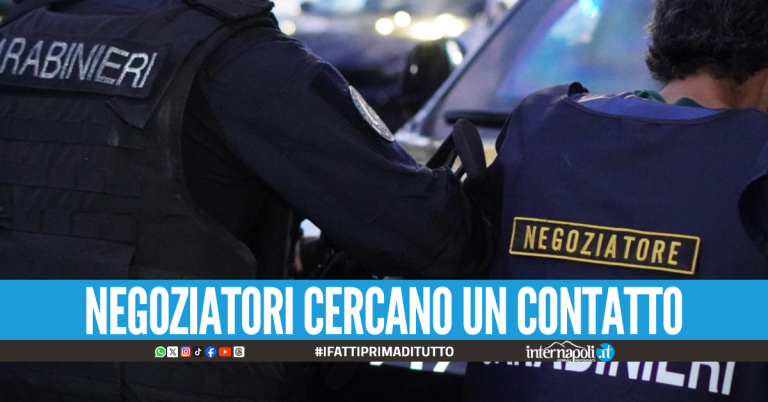 Paura a San Giorgio a Cremano, 62enne si barrica in casa: negoziatori sul posto