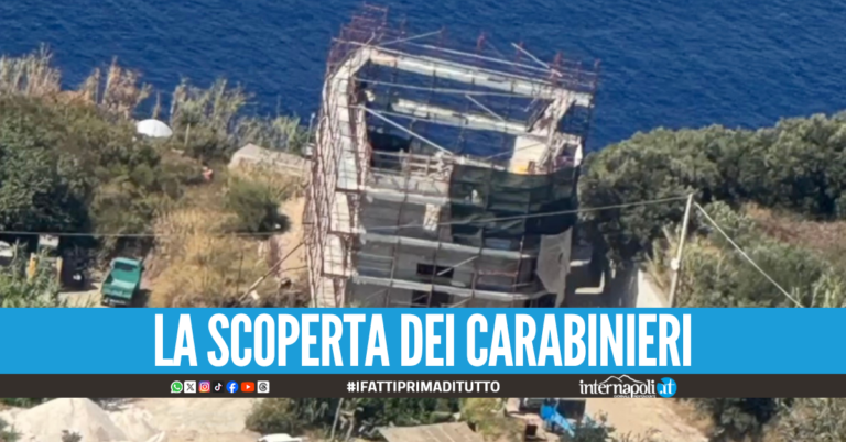 Cantiere abusivo sulla scogliera, maxi sequestro a Forio d'Ischia