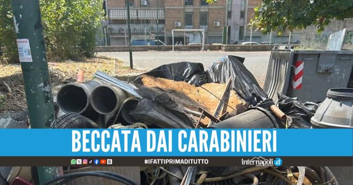 Butta i rifiuti pericolosi vicino al campo di calcetto al Rione Traiano