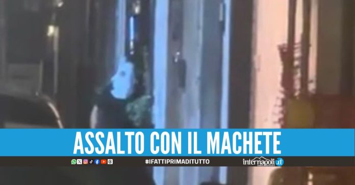 Girava in strada con il machete, preso il ladro mascherato a Castellammare