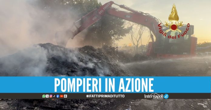 Fiamme al campo rom di Napoli, rimossi cumuli di rifiuti bruciati