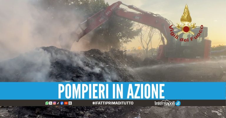 Fiamme al campo rom di Napoli, rimossi cumuli di rifiuti bruciati