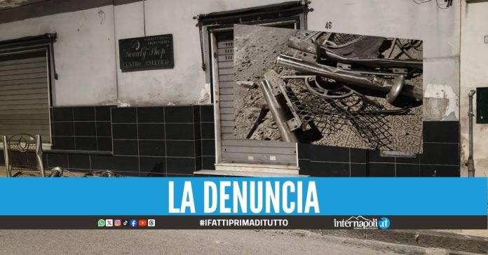 Incidente a Mugnano, distrutti il marciapiede e i paletti