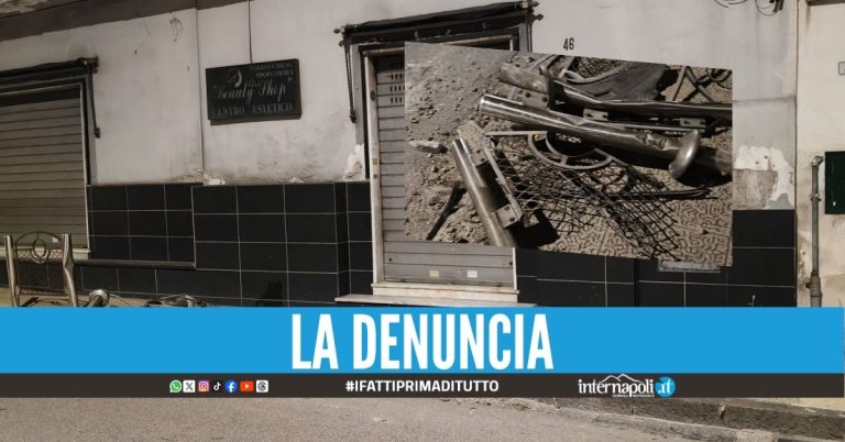 Incidente a Mugnano, distrutti il marciapiede e i paletti
