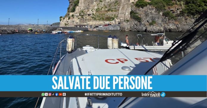 Paura ad Ischia, rischia di affondare una barca di nove metri
