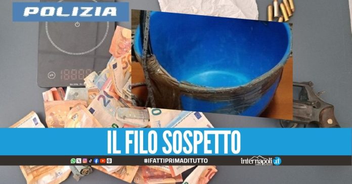 Spacciava con il paniere e la pistola, 21enne arrestato a Napoli