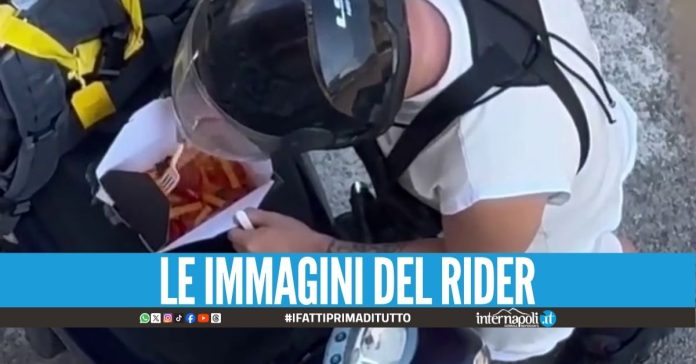 Rider affamato a Napoli, mangia il cibo ordinato dal cliente