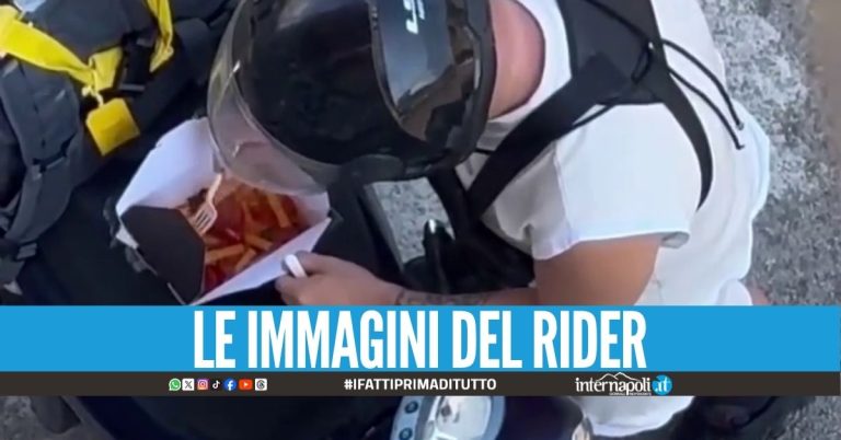 Rider affamato a Napoli, mangia il cibo ordinato dal cliente
