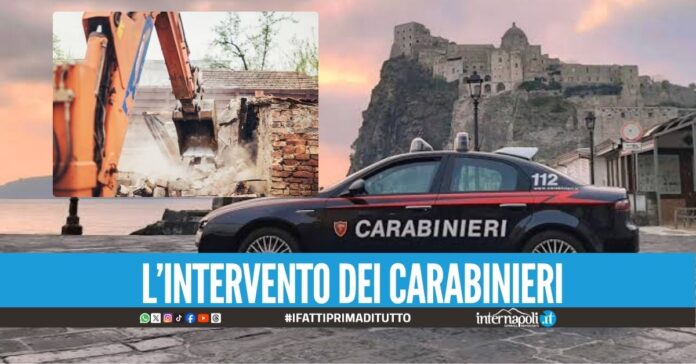 Tensione a Ischia, anziano sale sul tetto per non farsi abbattere la casa