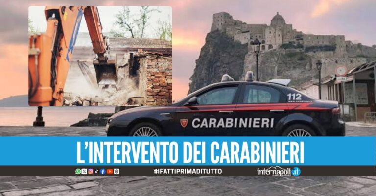 Tensione a Ischia, anziano sale sul tetto per non farsi abbattere la casa