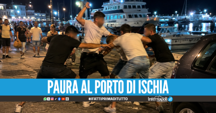 Calci e pugni a Ischia, scoppia maxi rissa al porto: volano sassi