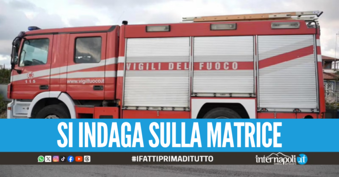 Incendio nella ditta di pellame a Casandrino, fiamme divorano l'intero piano