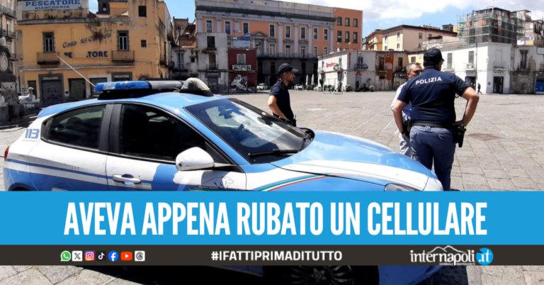 Follia in piazza Mercato, picchia gli agenti e distrugge la volante dopo la fuga dai domiciliari