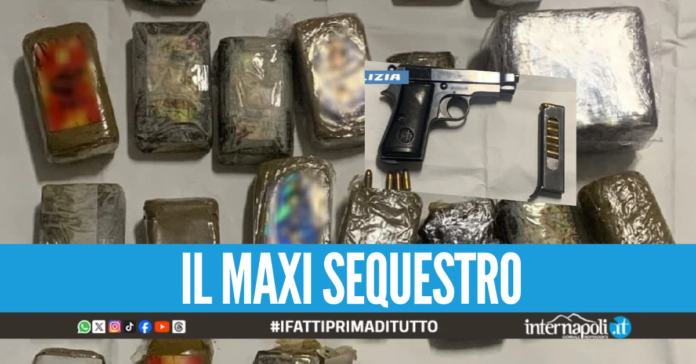 Blitz nel condominio ad Acerra, scovati quasi 3 kg di hashish e pistola pronta a sparare