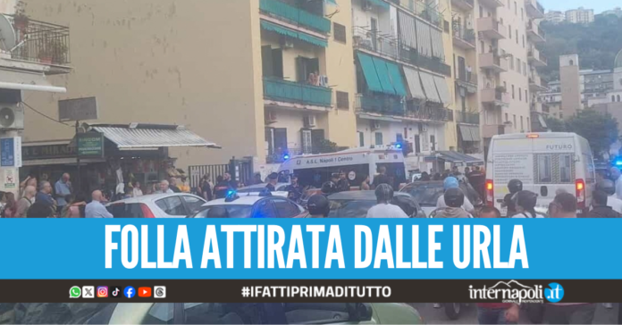 Violenza a Fuorigrotta, donna aggredita dal marito: scoppia il parapiglia in piazza (foto NapoliToday)