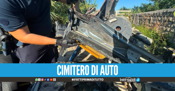 Cimitero di auto rubate nelle campagne, sequestrata mega discarica abusiva a Castel Volturno