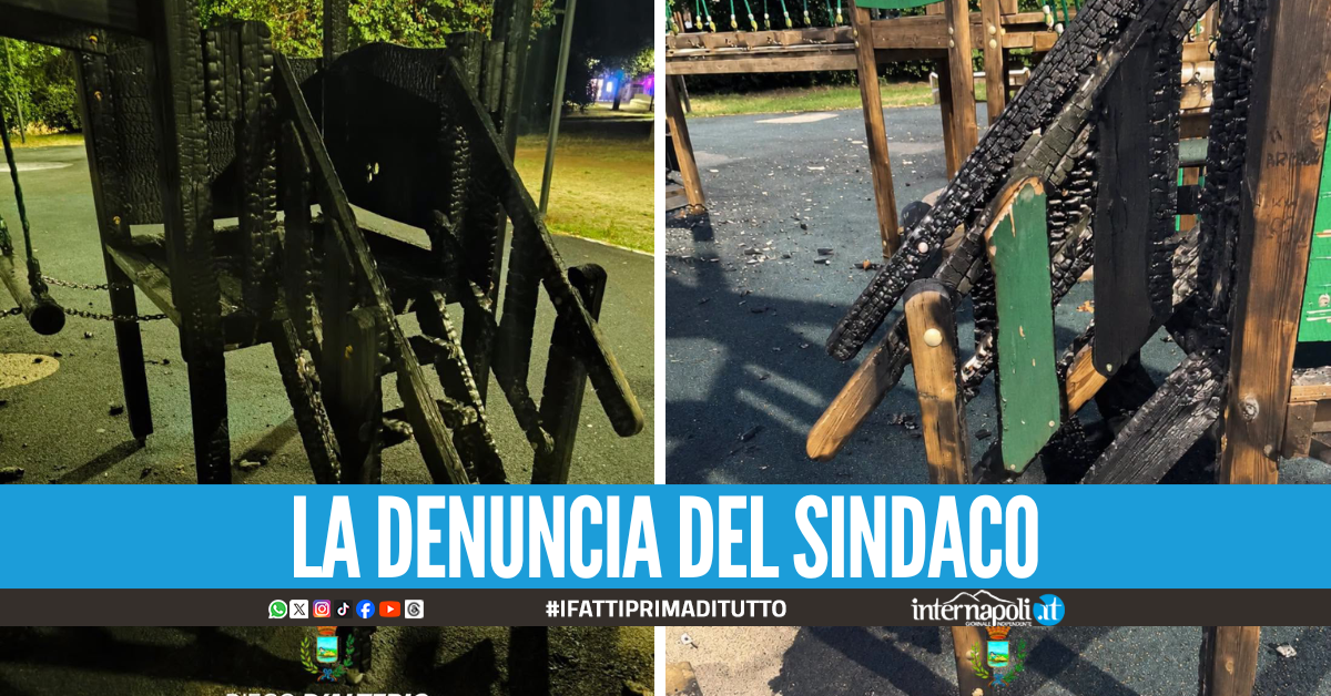 Raid nella villa comunale di Giugliano, a fuoco una giostra per bambini: “Gesto criminale”