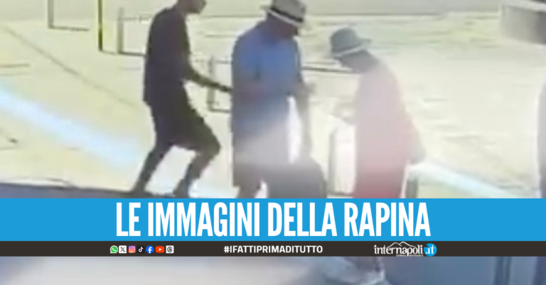 Coppia di turisti scippata a Napoli, il rapinatore ripreso dalle telecamere