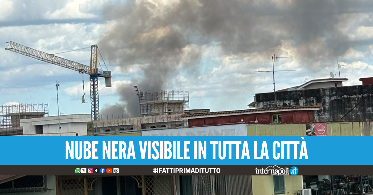 Rogo tossico a Giugliano, rifiuti in fiamme dietro il Liceo Cartesio