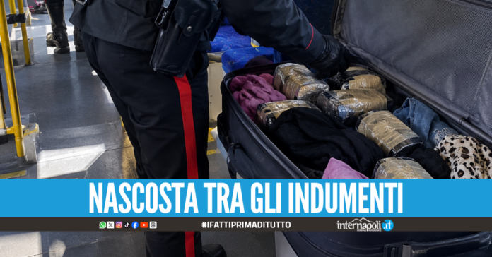 Giallo a Caivano, trovati 5 chili di eroina in una valigia abbandonata sul bus
