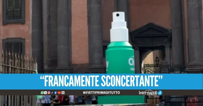Spunta il gonfiabile del deodorante intimo a piazza Dante, la denuncia del consigliere