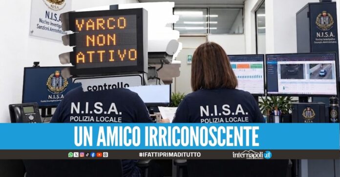 Modifica la targa dell’auto dell'amico per entrare nella Ztl di Napoli