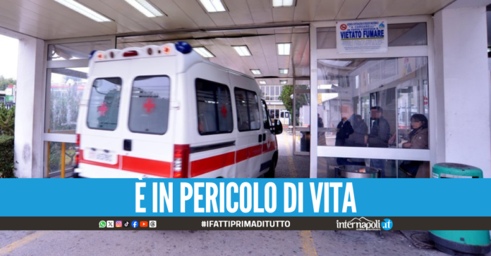 Crolla il muro di un autoricambi alla Sanità, 49enne ricoverato al Cardarelli: è grave