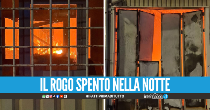 Incendio a Napoli Est, a finire in fiamme anche plastica: 8 famiglie evacuate