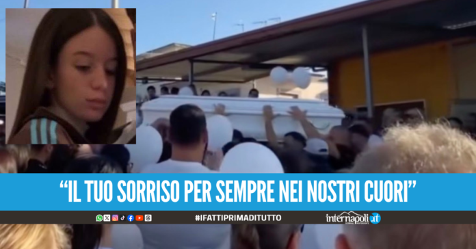 Palloncini bianchi e rombo di motori, l'ultimo saluto di Bacoli a Manuela Chiarolanza