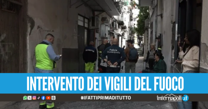 Palazzo con crepe sui muri nel cuore di Napoli, evacuate undici famiglie