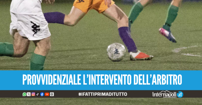 Tragedia sfiorata a Pianura, calciatore in arresto cardiaco salvato dall'arbitro