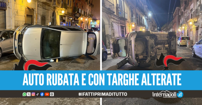Auto ribaltata a San Giovanni a Teduccio, all’interno rinvenute tracce di sangue e una bomba