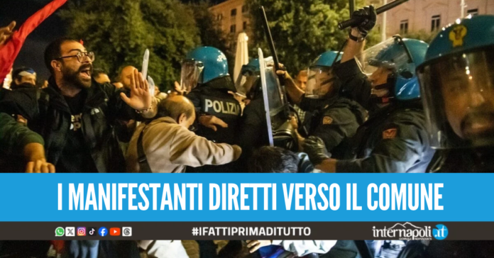 Tensione al corteo contro il carovita a Napoli, scontri tra manifestanti e polizia