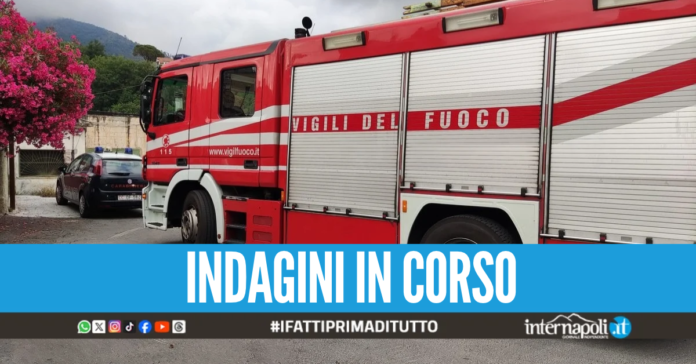 Brucia capannone ad Arzano, distrutti tutti i camper custoditi all'interno