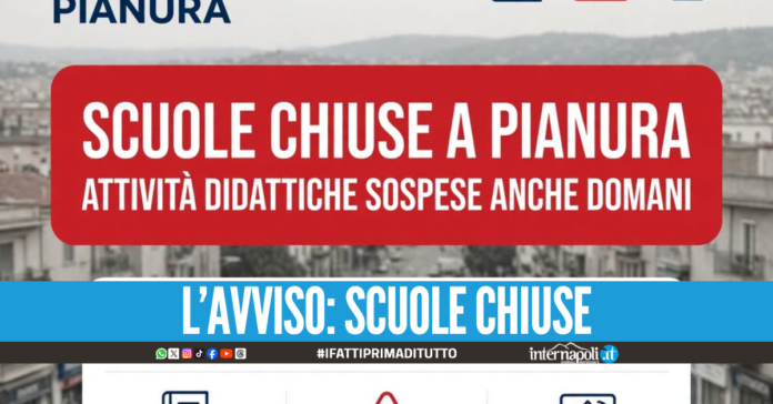 Incendio nell’isola ecologica, a Pianura scuole chiuse anche martedì