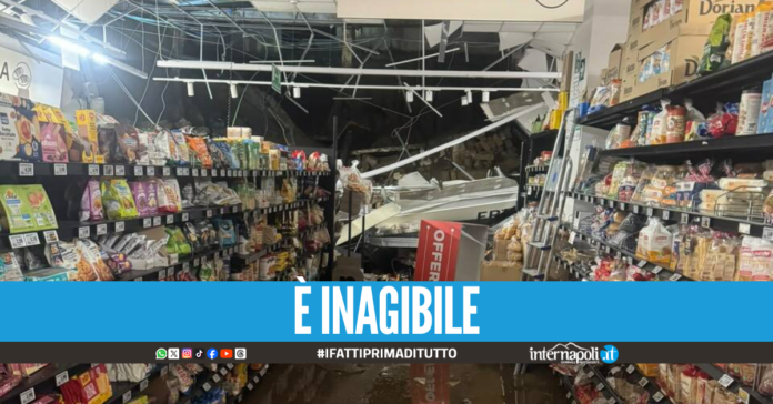 I danni del maltempo a Pozzuoli, crolla soffitto del supermercato