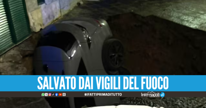 Paura a Napoli, voragine inghiotte un’auto con un ragazzo a bordo: portato in ospedale