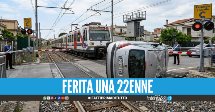 Incidente nel Napoletano, auto si ribalta sui binari della Circumvesuviana