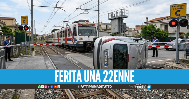 Incidente nel Napoletano, auto si ribalta sui binari della Circumvesuviana