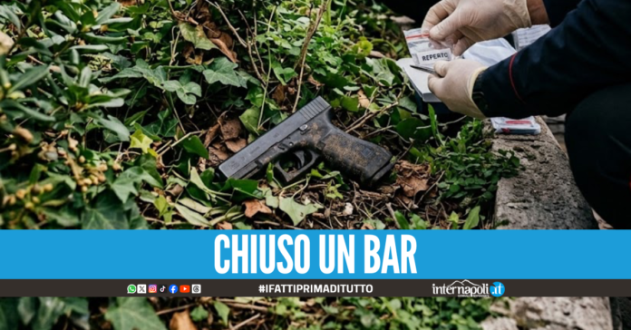Pistola nascosta in un'aiuola a Napoli, indagini sulle rapine commesse