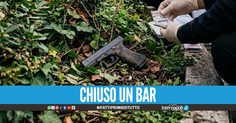 Pistola nascosta in un'aiuola a Napoli, indagini sulle rapine commesse